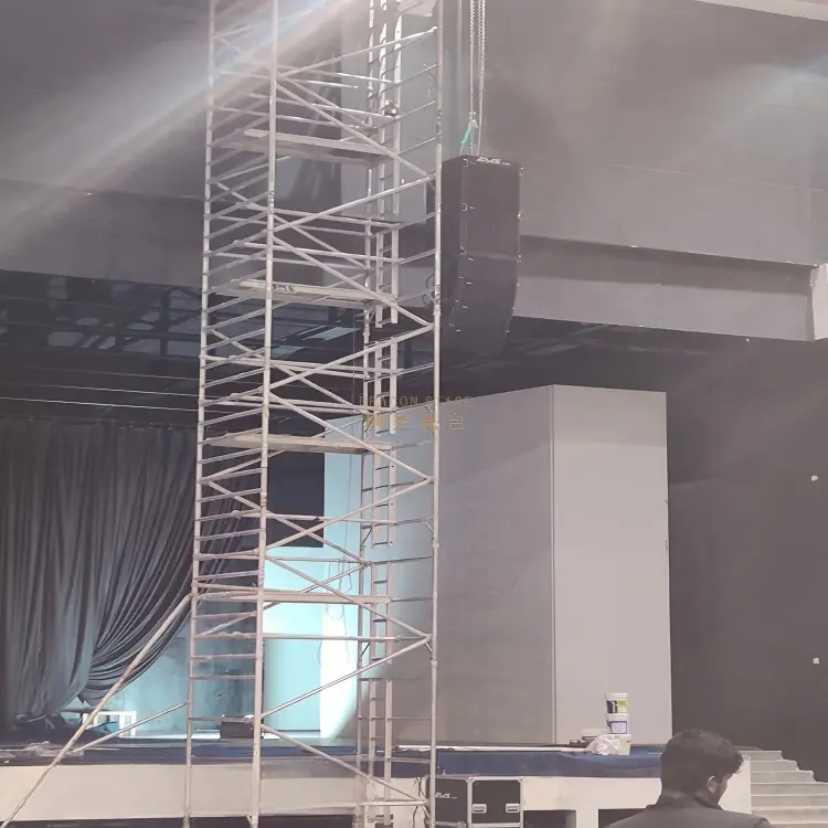 construcci&oacute;n-con-soportes-andamio-doble-con-escalera-de-trepada.webp