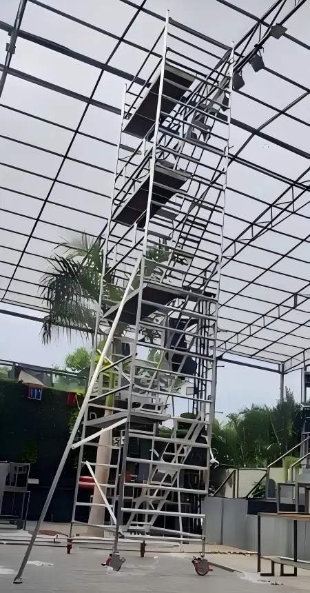 Andamio de escaleras escalonadas de 5,68 m para fijaci&oacute;n del techo de carpas para eventos.webp
