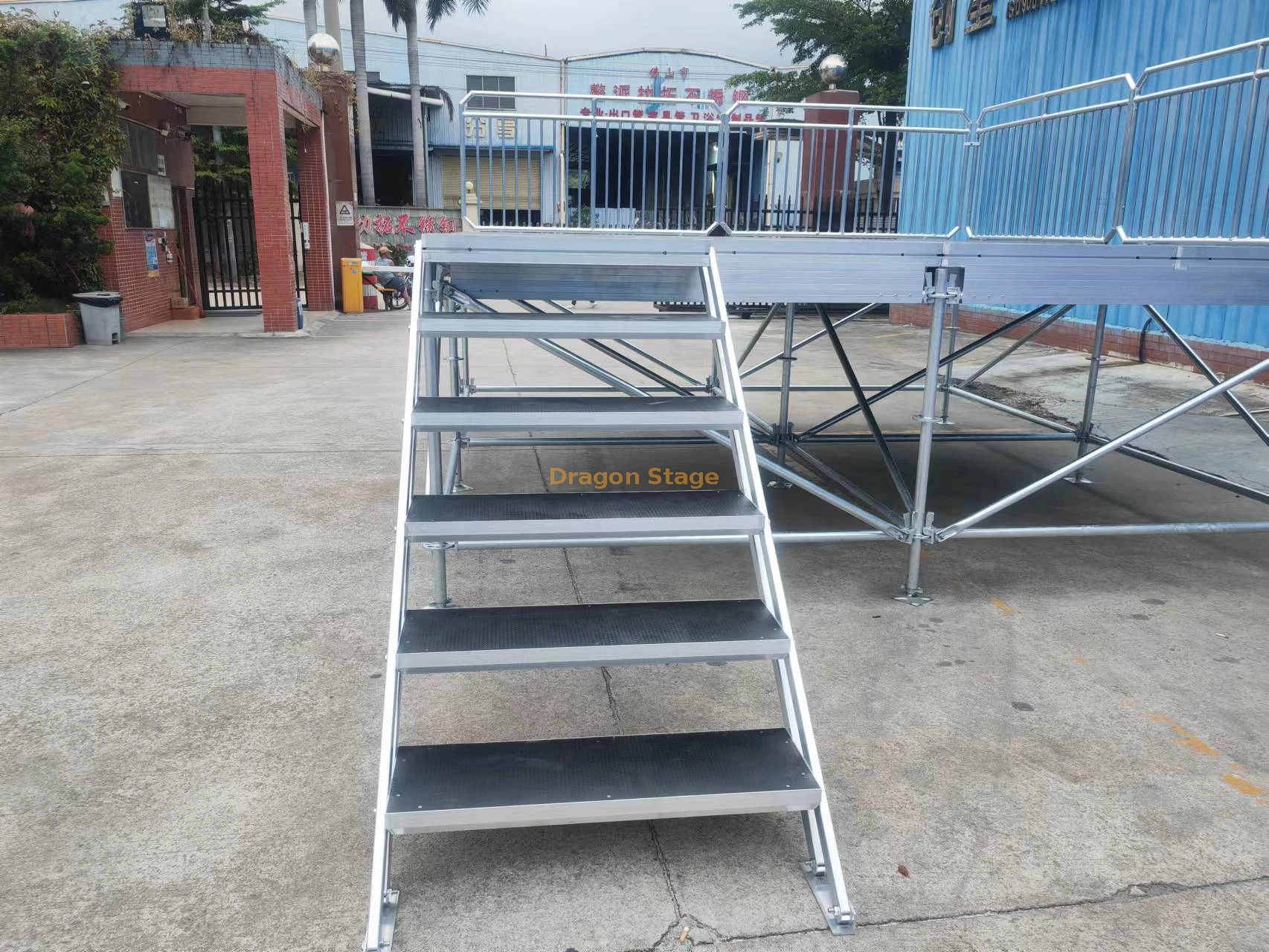 Plataforma-de-escenario-Layher-para-exteriores-de-aluminio-con-sistema-de-truss-Layher-de-acero-12x10m.webp