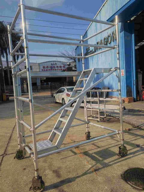 andamio m&oacute;vil de aluminio con escaleras escalonadas.jpg