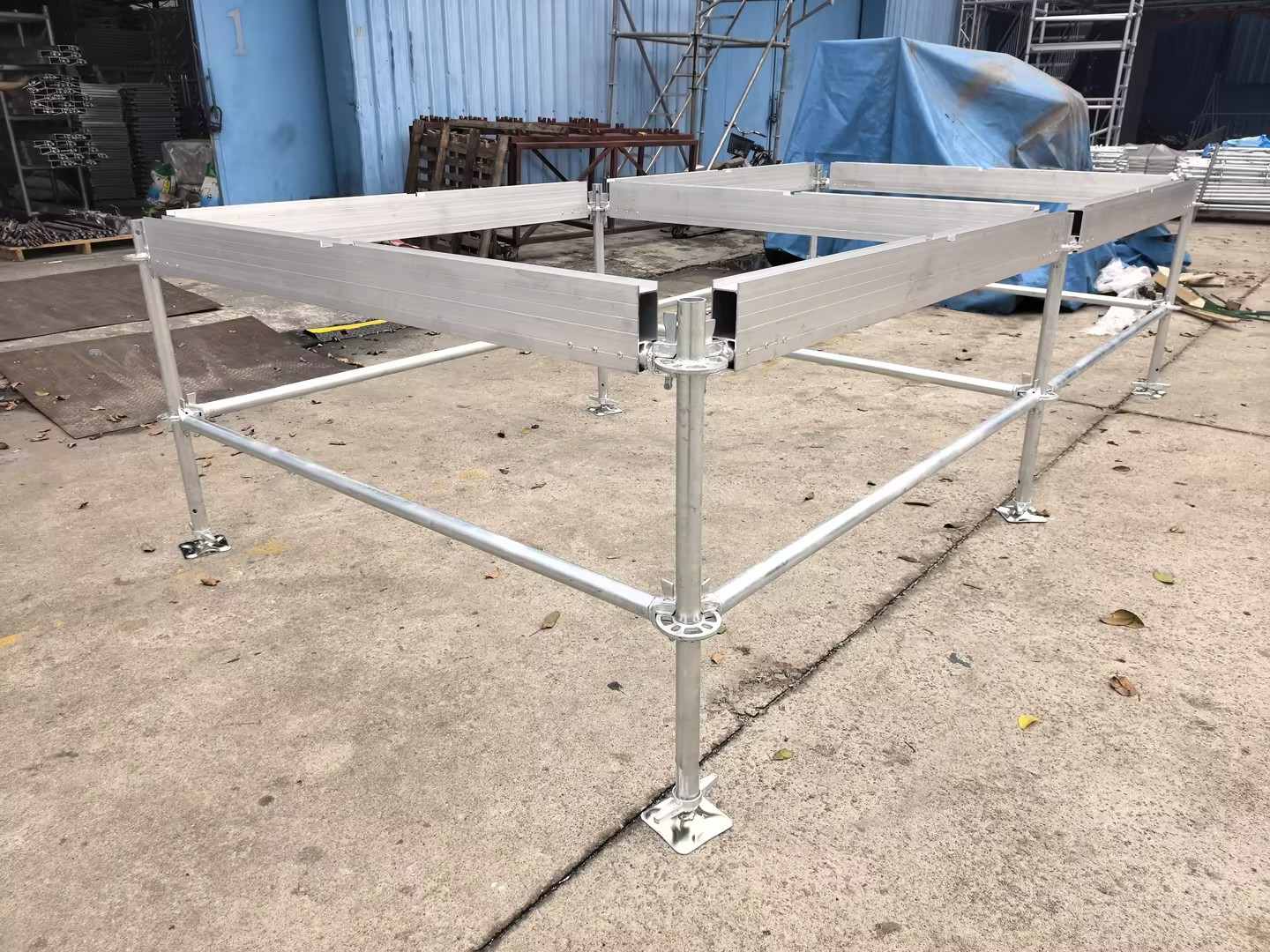 Escenario modular estilo Layher.jpg