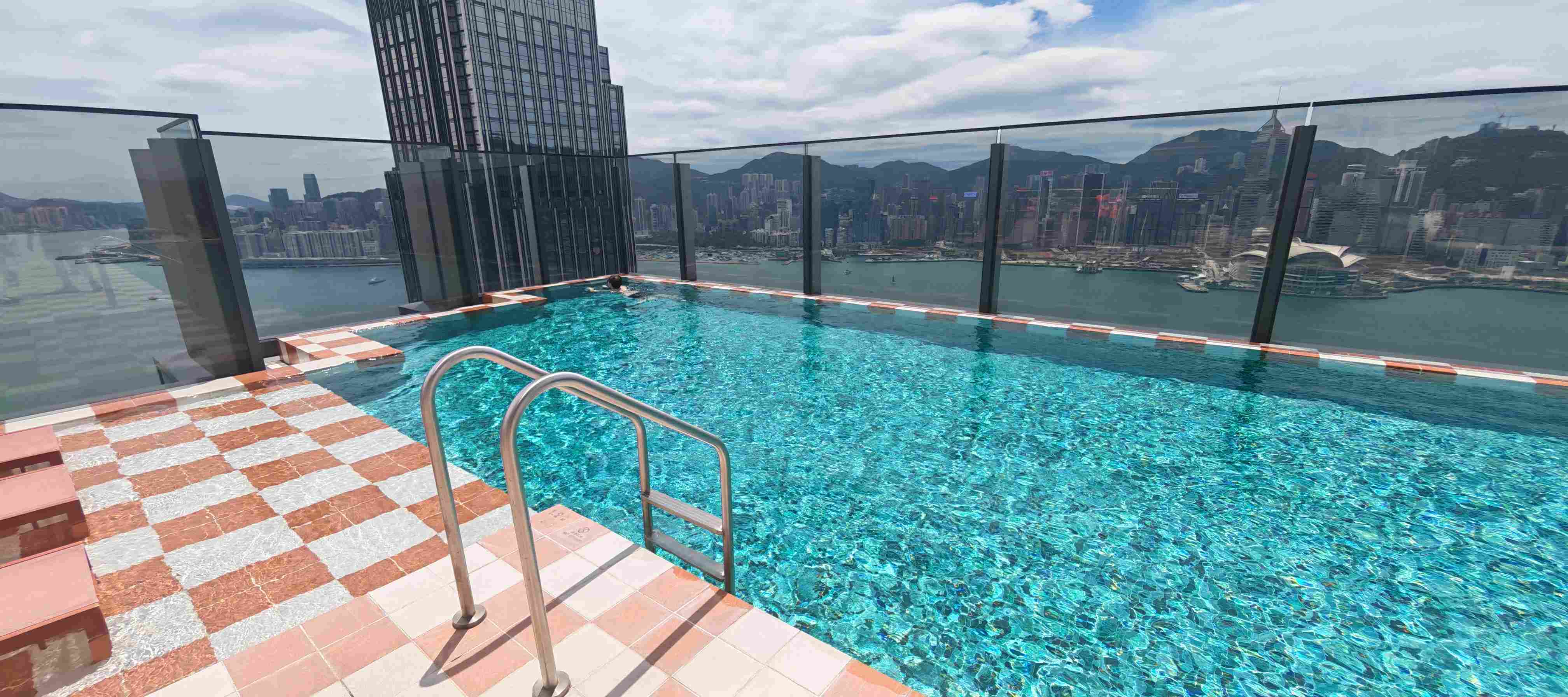 Piscina existente en la azotea del hotel.jpg