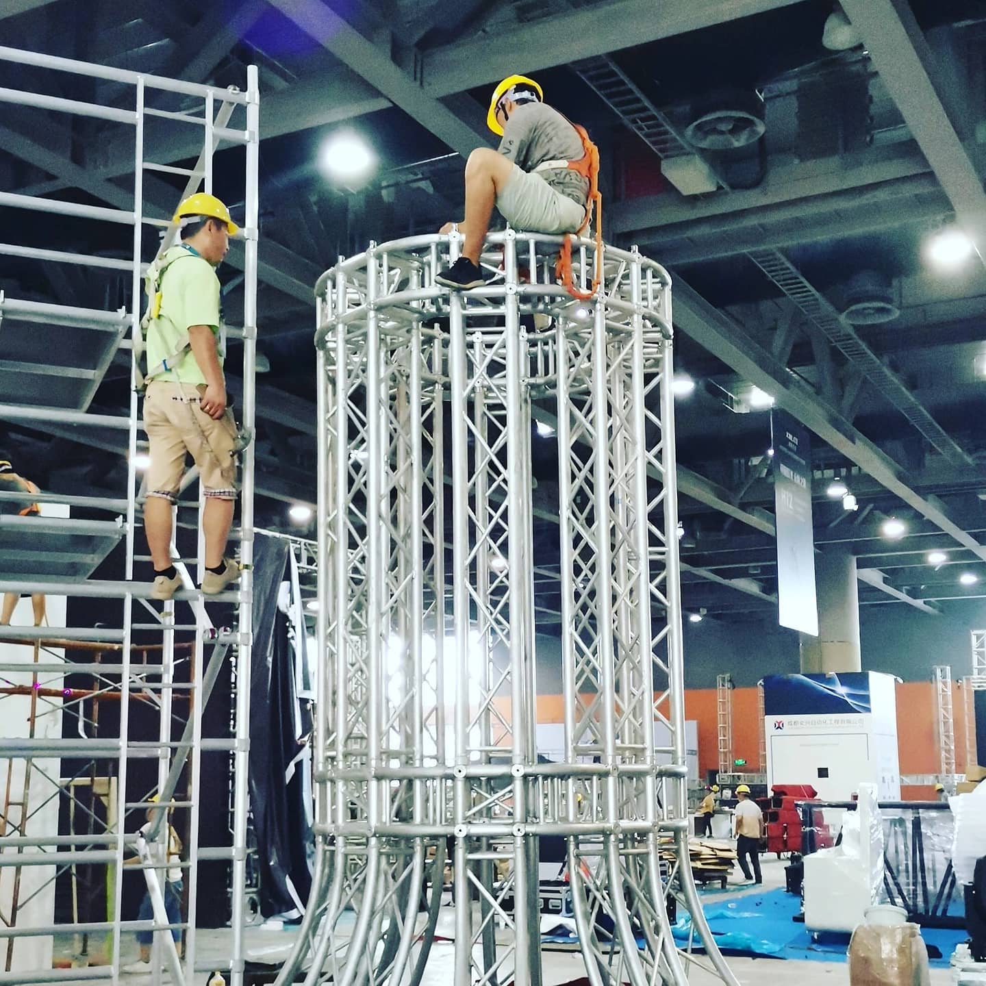 Andamio m&oacute;vil de 4m para instalaci&oacute;n expositiva.jpg